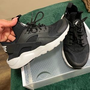NIKE Air Huarache Run Running Sneakers